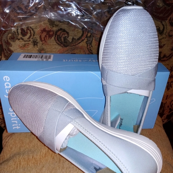 EASY SPIRIT SHOES COMFORT SLIP ON FLATS LIGHT GRAY SIZE 6.5M - Picture 2 of 7